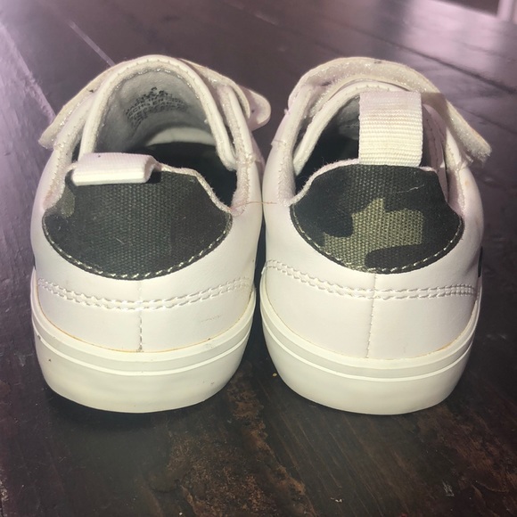 Old Navy kids Camo Backed Sneakers - Picture 2 of 5